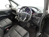 シンプルで使いやすいデザインの運転席です。