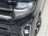 【LEDヘッドライト】悪天候や夜間走行時も良好な視界を確保し安心して運転できる高輝度LEDヘッドライトを装備!点灯速度が早く、消費電力も抑えられています。