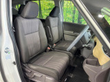 運転席まわりには十分なスペースがあり、大柄な方でもゆったり運転していただける環境です。