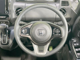 インテリアに合わせたデザインのステアリングは、運転される方のことも考え、運転しやすい形状、大きさです。是非一度、実際に触ってお確かめください。