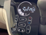 【オートエアコン】一度お好みの温度に設定すれば、車内の温度を検知し風量や温度を自動で調整。暑い&hellip;寒い&hellip;と何度もスイッチ操作をする必要はありません。快適な車内空間には必須の機能ですね♪