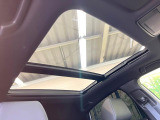 【サンルーフ】ボタンひとつで開閉可能!開放感たっぷりのサンルーフが装着されています!車内に明かりを取り入れたり景色を楽しむ以外にも、よどみがちな車内の空気も簡単に換気できて快適です!