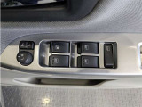 パワーウィンドウのスイッチですよ。 運転席に居ながら窓を開け閉めのコントロールできますよ。 ロック機能で、子供がイタズラして窓を開けるという事も無くなりますよ。