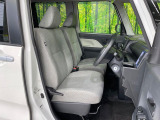 運転席まわりには十分なスペースがあり、大柄な方でもゆったり運転していただける環境です。