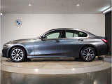 【拘りのFR】BMWが多く採用するFR車。ダイレクトでスポーティな加速感・シャープなハンドリングを実現。縦置きエンジンレイアウトにより、フラットで上質な乗り味です。