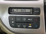 【オートエアコン】一度お好みの温度に設定すれば、車内の温度を検知し風量や温度を自動で調整。暑い&hellip;寒い&hellip;と何度もスイッチ操作をする必要はありません。快適な車内空間には必須の機能ですね♪