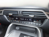 運転席と助手席それぞれで温度調整が可能なオートエアコンに加え、ステアリングヒーターと前二席分のシートヒーターが車内を快適に保ちます。