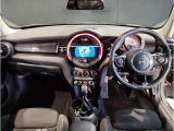 MINIの内装はとにかく『円』に拘ったデザインコンセプトが一目で伝わってきます。これほど円形に拘った車は他に御座いません。伝統のデザイン、トグルスイッチなど遊び心のある内装で御座います。