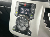 【左右独立型フルオートエアコン】運転席と助手席でそれぞれお好みの温度に設定可能。同乗者にも配慮した、快適な空調をお届け致します。
