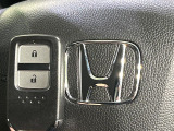 【Hondaスマートキー】カバンやポケットに入れたままでもドアの施錠・解錠が可能なスマートキーを装備。エンジンのオン・オフ時もカギを取り出す必要が無いからとっても便利です♪
