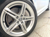 ●純正18インチアルミホイール:輸入車ならではの卓越した走りを支えるホイールと足回りです!日本車の走りに慣れている方にもぜひ体感して頂きたいほど、高いレベルでまとまっています!