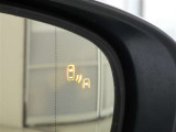 ブラインドスポットモニター装備。隣車線を走る車両を検知。ドアミラーでは確認しにくい後方、側方エリアに存在する車両や急接近してくる車両も検知しドアミラーに搭載されたLEDインジケーターが点灯します。