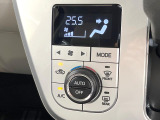 【オートエアコン】一度お好みの温度に設定すれば、車内の温度を検知し風量や温度を自動で調整。暑い&hellip;寒い&hellip;と何度もスイッチ操作をする必要はありません。快適な車内空間には必須の機能ですね♪