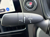 【オートワイパー(AUTO)】雨が降り出した時に、雨滴検出用センサー(レインセンサー)が雨滴を感知すると、自動でワイパーが動作します。