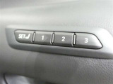 運転席のシートポジションを記憶・再現できるメモリー機能を搭載しています。