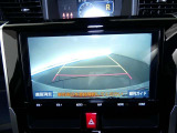 バックガイドモニター付き。車両後方の映像をナビ画面に表示し、駐車などの後退操作をサポートします。