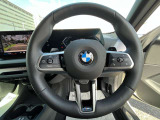【ハンドル】ドライバーとBMW車の一体感がダイレクトに伝わるステアリングホイール。形状・太さへの拘りに加えて、操作性を高める為にスイッチ類も配置。クイックかつ安定のドライビングを体感下さい!