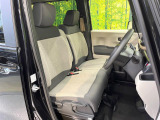 運転席まわりには十分なスペースがあり、大柄な方でもゆったり運転していただける環境です。