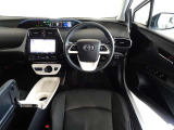 革巻き(合皮製)ステアリングで快適な操作性の運転席です。