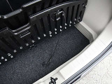 ラゲッジボードの下にも御覧のような収納が有ります。