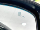 【ブラインドスポットインフォメーション】走行中、ドアミラーの死角になりやすい箇所に後続車が接近するとサイドミラー付近に警告を表示、ドライバーに注意喚起をしてくれます。