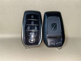 【スマートキー】キーを取り出さずにドアを施錠&解錠。クルマの始動も可能です。