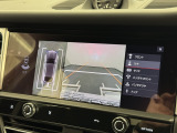 サラウンドビューモニターは、車両周囲のカメラ映像を合成し、上から見たように表示して駐車や安全確認を支援する機能です。