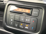 【オートエアコン】一度お好みの温度に設定すれば、車内の温度を検知し風量や温度を自動で調整。暑い&hellip;寒い&hellip;と何度もスイッチ操作をする必要はありません。快適な車内空間には必須の機能ですね♪