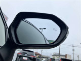 隣車線を走る車両をレーダーで検知し、ドアミラーでは確認しにくい後側方エリアに存在する車両に加え、急接近してくる車両も検知します。車両を検知するとドアミラーに搭載されたLEDインジケーターが点灯します。