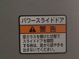 最も気になる室内は、特にこだわってクリーニングしております。マットやシートだけではなく、エアコンの吹き出し口やドアノブの隙間など、様々なブラシや道具を使い分けて、隅々までクリーニングしております。