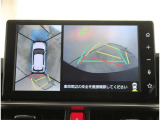 【パノラマモニター】に搭載した4つのカメラにより、車を真上から見ているような映像を表示。運転席から確認しにくい車両周囲の状況を把握できます。