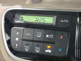 【オートエアコン】一度お好みの温度に設定すれば、車内の温度を検知し風量や温度を自動で調整。暑い&hellip;寒い&hellip;と何度もスイッチ操作をする必要はありません。快適な車内空間には必須の機能ですね♪