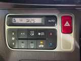 【オートエアコン】一度お好みの温度に設定すれば、車内の温度を検知し風量や温度を自動で調整。暑い&hellip;寒い&hellip;と何度もスイッチ操作をする必要はありません。快適な車内空間には必須の機能ですね♪