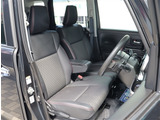 お車選びをお楽しみ頂けるよう、在庫車の展示スペースを十分に確保しております。