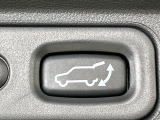 【パワーバックドア】スマートキーや運転席のボタンを押すだけでリアゲートが自動で開閉します!荷物を持っている時や、高い位置にあるバックドアを閉める際に便利な機能です♪