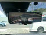 車両後方のカメラ映像をルームミラーに映し出し、後席に乗車していたり積載物などで後方視界が遮られることを軽減しています