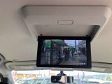 【フリップダウンモニター】後席用フリップダウンモニターを装備。天井から展開する大画面で、後席でも映像コンテンツを快適に楽しめます。ロングドライブ時の快適性を高める装備です。
