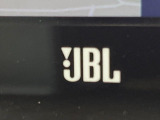 【JBLサウンドシステム】メーカーオプションの高品位サウンドシステムを搭載。専用のチューニングが施された大小様々なスピーカーから良質なサウンドが奏でられ、臨場感あふれる音響空間を演出します。