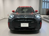 MINIのフロントグリルのデザインはイギリスで生まれた当初から、シルバーのサイドバーが折り重なった伝統的なデザインで御座います。その伝統はBMWのお車になってからでも少しずつ形を変えて守られております