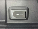 充電用USB端子付き。スマートフォンなどの充電に便利です。
