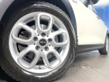●純正16インチアルミホイール:輸入車ならではの卓越した走りを支えるホイールと足回りです!日本車の走りに慣れている方にもぜひ体感して頂きたいほど、高いレベルでまとまっています!