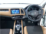 運転席周りのレイアウトをご覧ください。ナビゲーションが綺麗に装着されすっきり収まってますね!