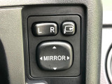 【電動格納ミラー】サイドミラーは電動格納式となっており、狭い駐車場でもキズがつくリスクを抑えられます。
