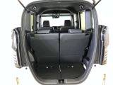バックドアを上げた状態です。シートのアレンジ次第で荷室のスペースが広くなります!用途に合わせて快適な室内を!