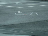 カラーヘッドアップディスプレイ付き。少ない視線移動で情報を確認できるので、運転の疲労軽減に繋がりますよ♪