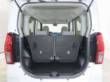 便利な5:5分割可倒式シートです。収納と乗車人数のバランスに優れています♪荷物の大きさに応じたラゲージスペースをフレキシブルに作り出せるので、シーンに応じた使い方ができます♪