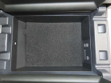 アームレスト内に、USBポートを二口備えています。運転席と助手席それぞれのスマホや電子小物を充電可能です。