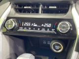【左右独立型フルオートエアコン】運転席と助手席でそれぞれお好みの温度に設定可能。同乗者にも配慮した、快適な空調をお届け致します。