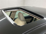 【サンルーフ】ボタンひとつで開閉可能!開放感たっぷりのサンルーフが装着されています!車内に明かりを取り入れたり景色を楽しむ以外にも、車内の空気も簡単に換気できて快適です♪