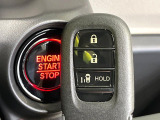 【Hondaスマートキー】カバンやポケットに入れたままでもドアの施錠・解錠が可能なスマートキーを装備。エンジンのオン・オフ時もカギを取り出す必要が無いからとっても便利です♪